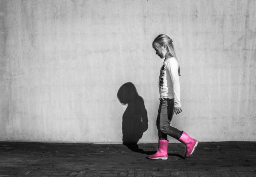 Niña paseando en soledad